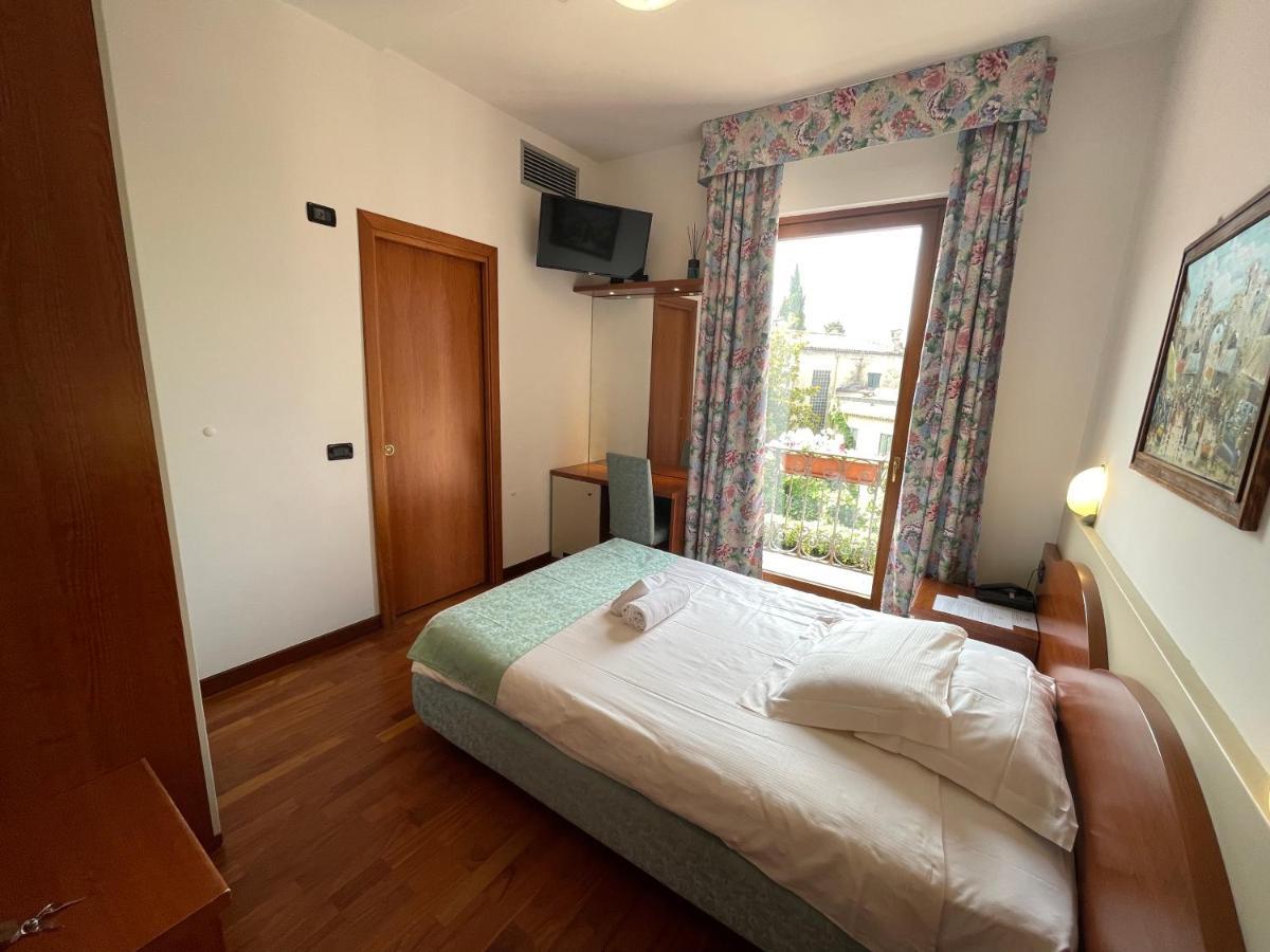 Hotel Meridiana Sirmione Bagian luar foto